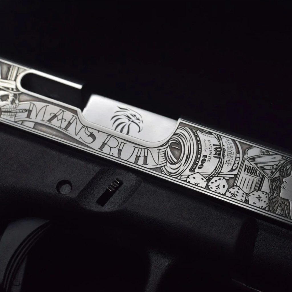 Gravure au laser fibré sur un arme à feu en argent