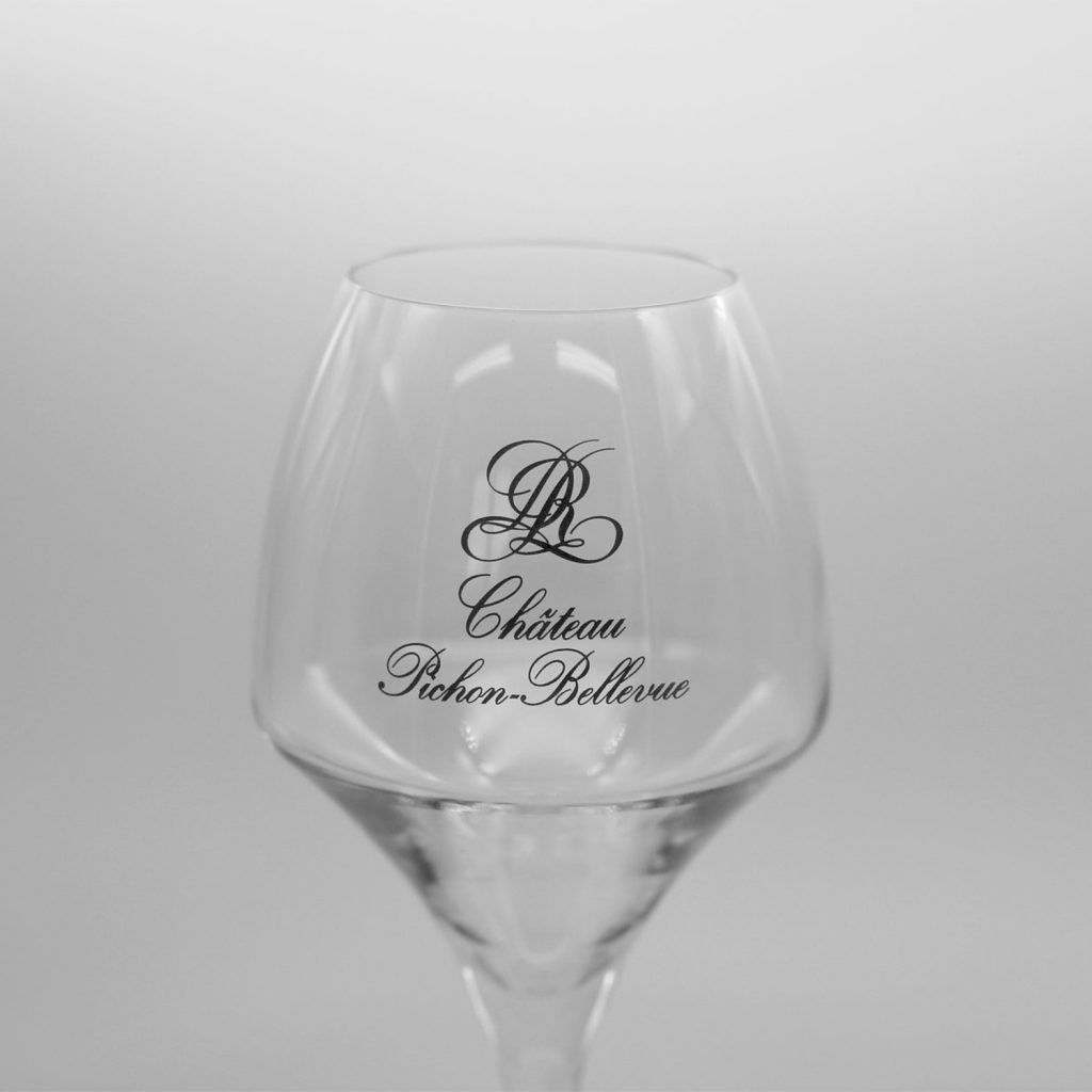 Verre à pied marqué par tampographie
