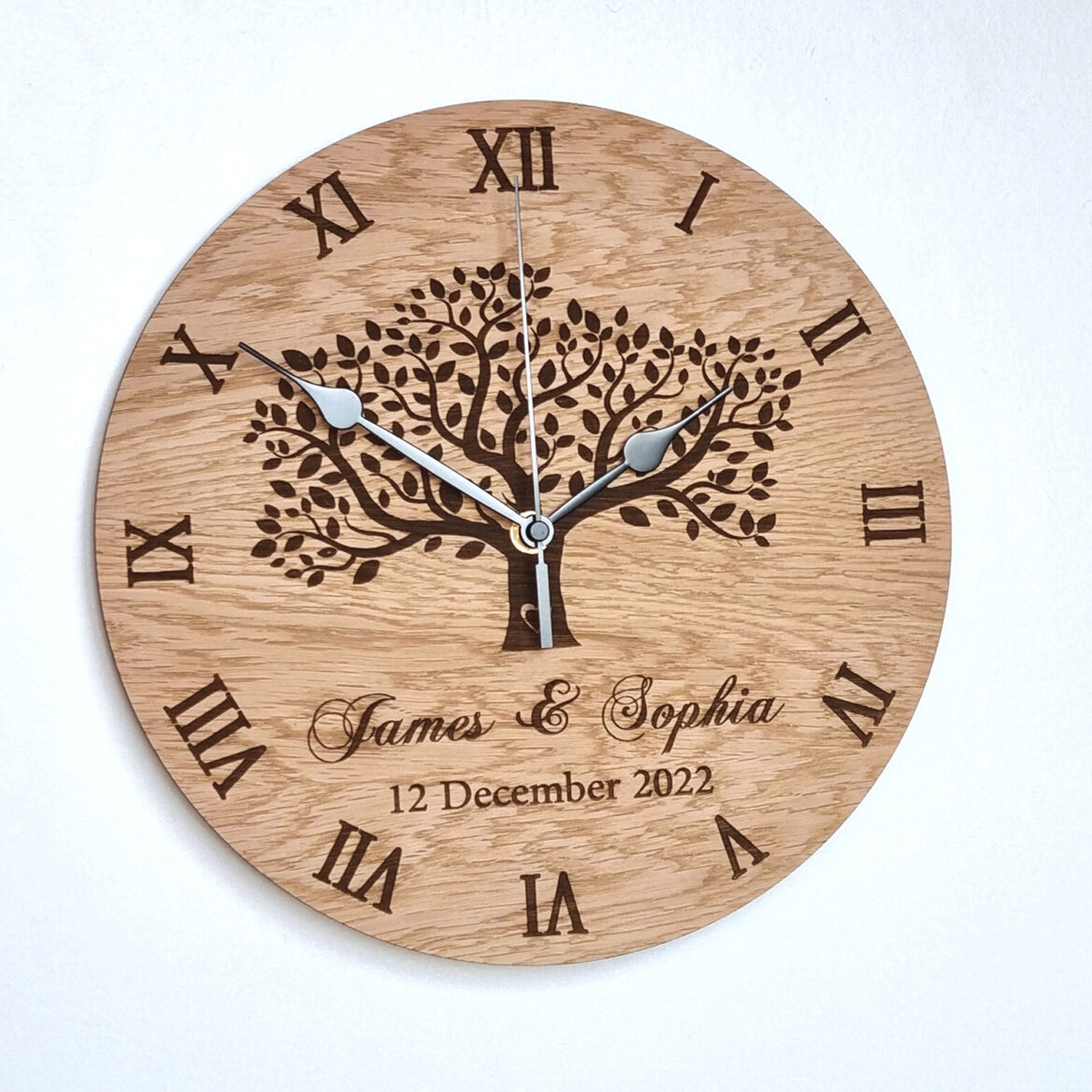 Horloge en bois personnalisée au nom des mariés.