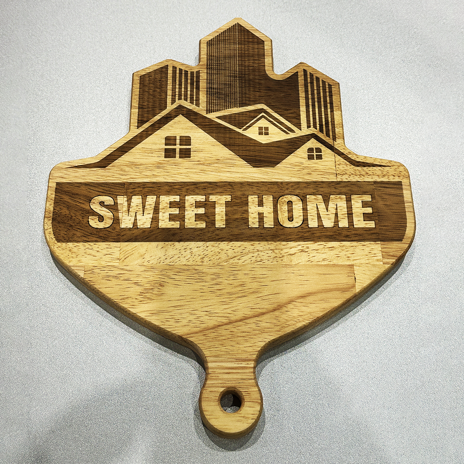 Planche à découper en bois gravée au laser avec motif décoratif.