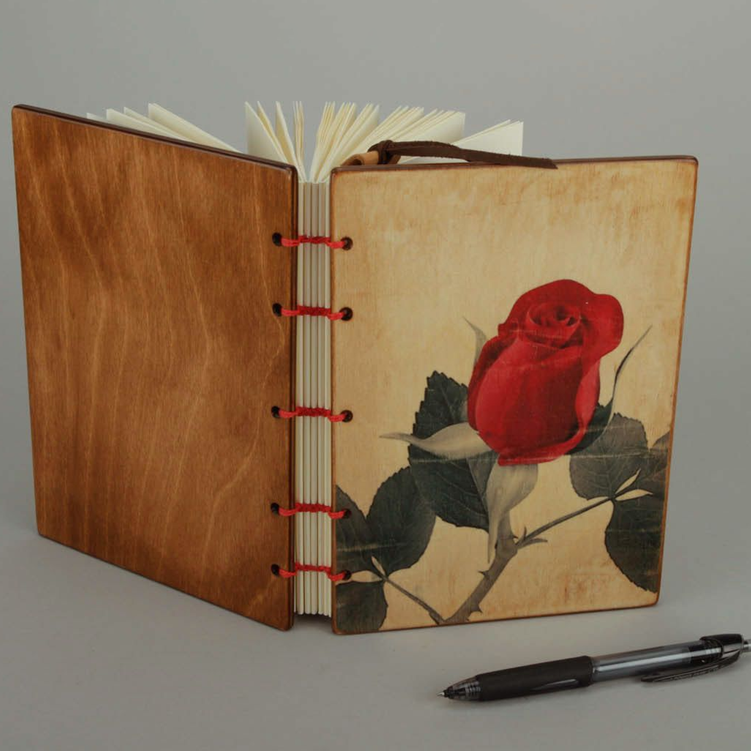 Décoration en imprimante UV sur face de carnet en bois.