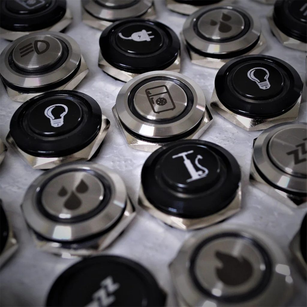 Gravure de pictogramme au laser fibre sur boutons