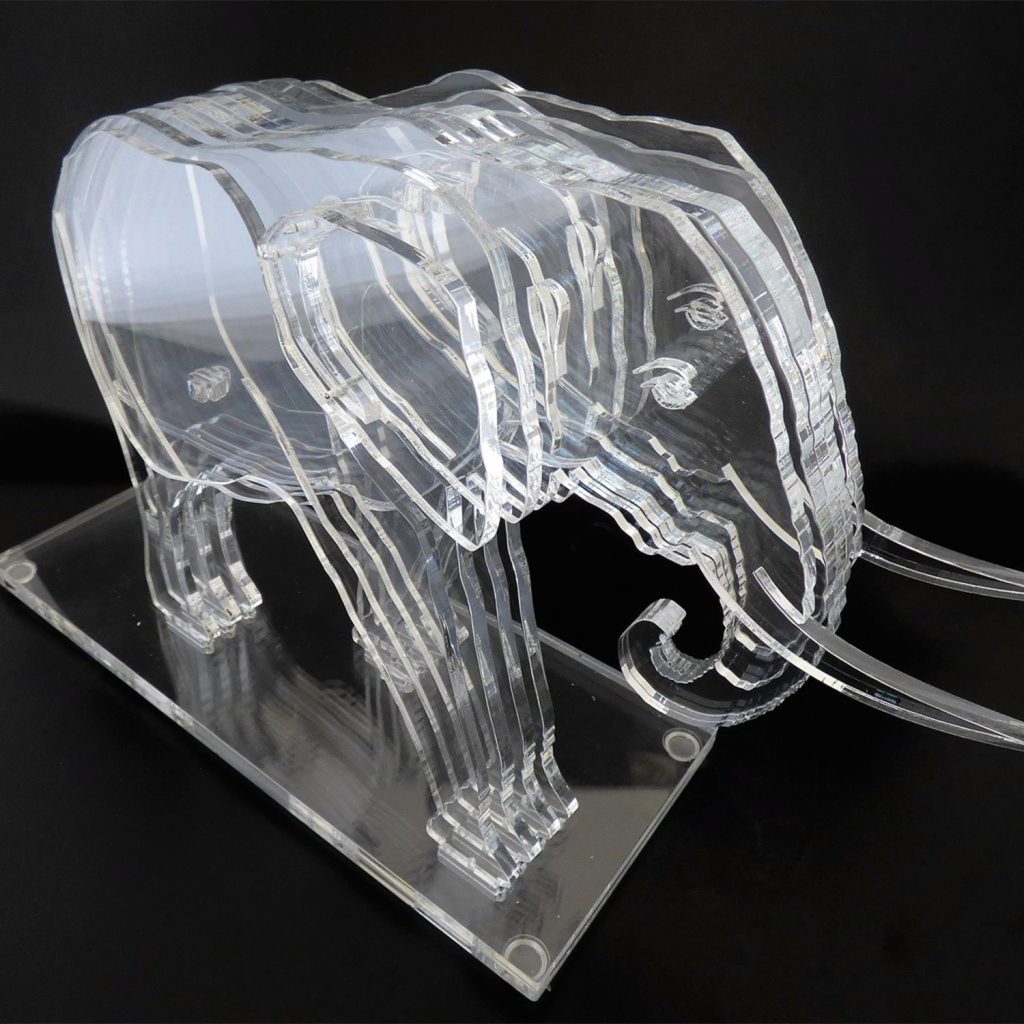 Sculpture en forme d'éléphant découpée en plastique au laser CO₂