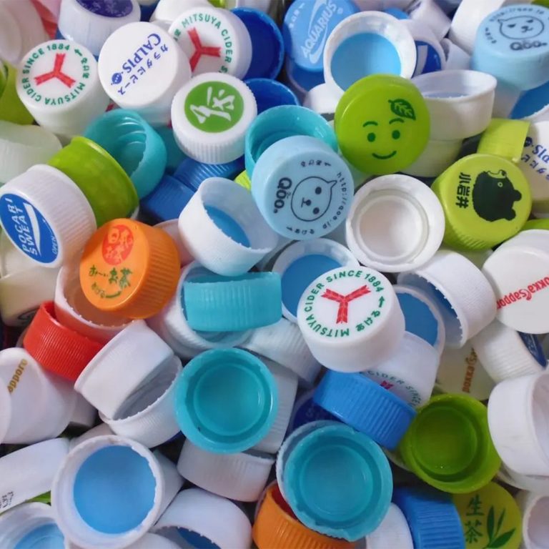 Marquage sur bouchons en plastique