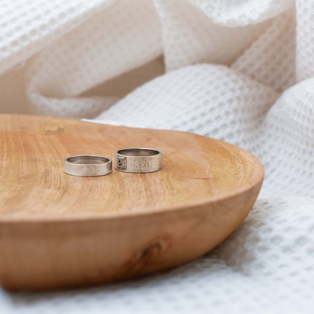 Gravure d'une date au laser fibre sur des bagues