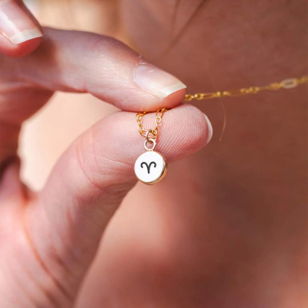 Gravure décorative sur un pendentif par laser fibre