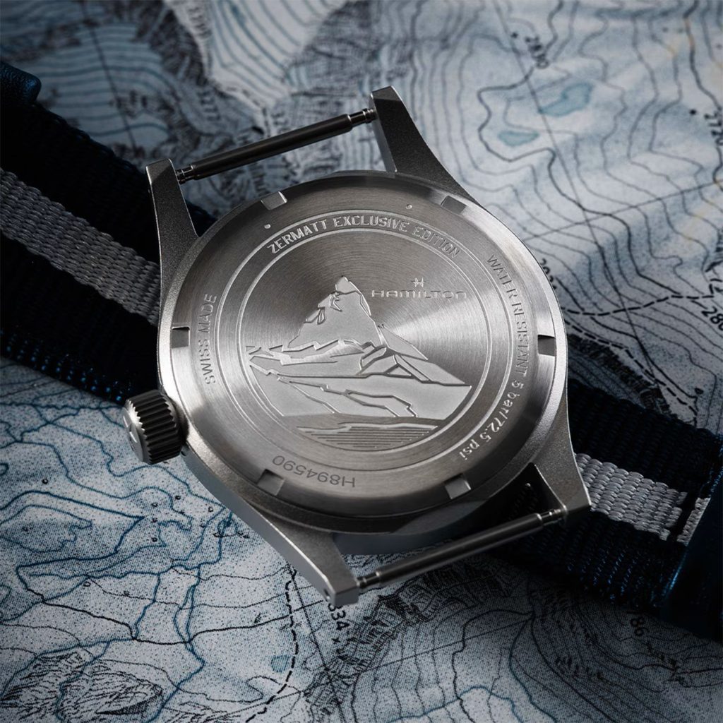 Personnalisation professionnelle au dos d'une montre par gravure laser fibre