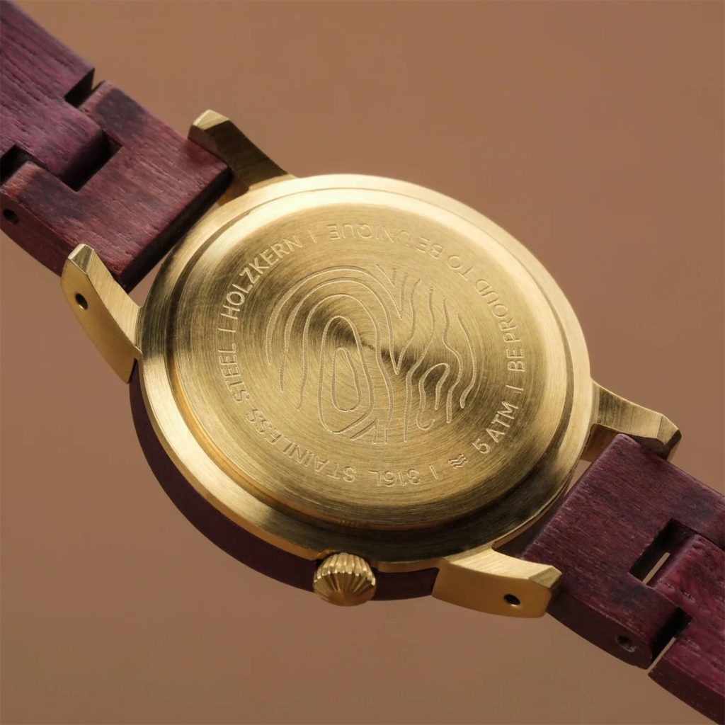 Informations gravées au dos d’une montre par laser fibre haute précision