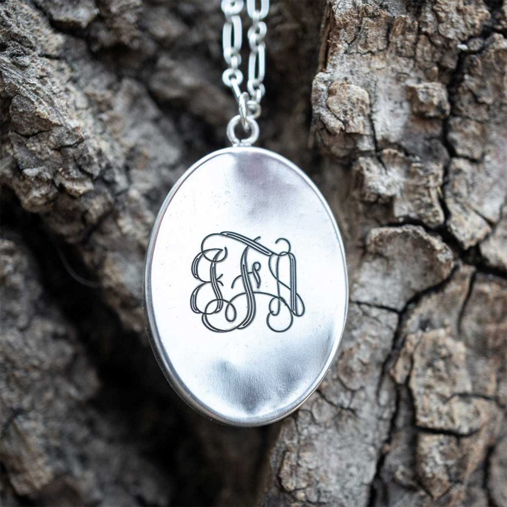 Personnalisation professionnelle d'un pendentif par gravure laser fibre