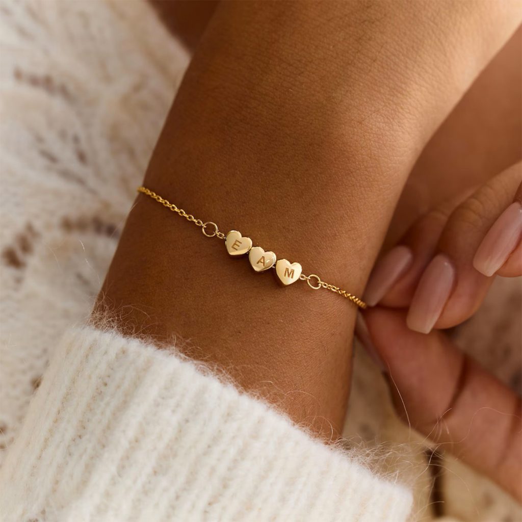 Personnalisation de petits cœurs de bracelet par marquage laser fibre