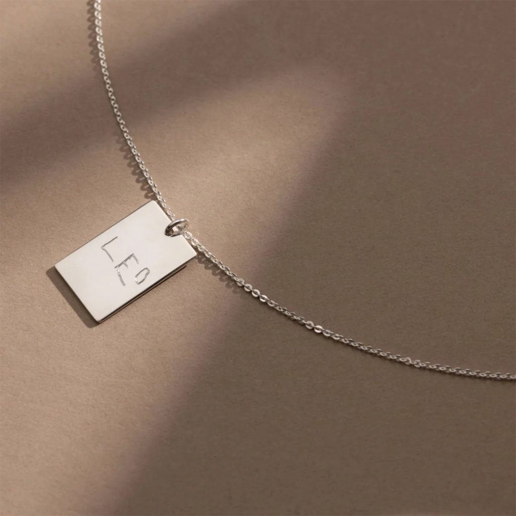 Bijou personnalisé par gravure laser fibre