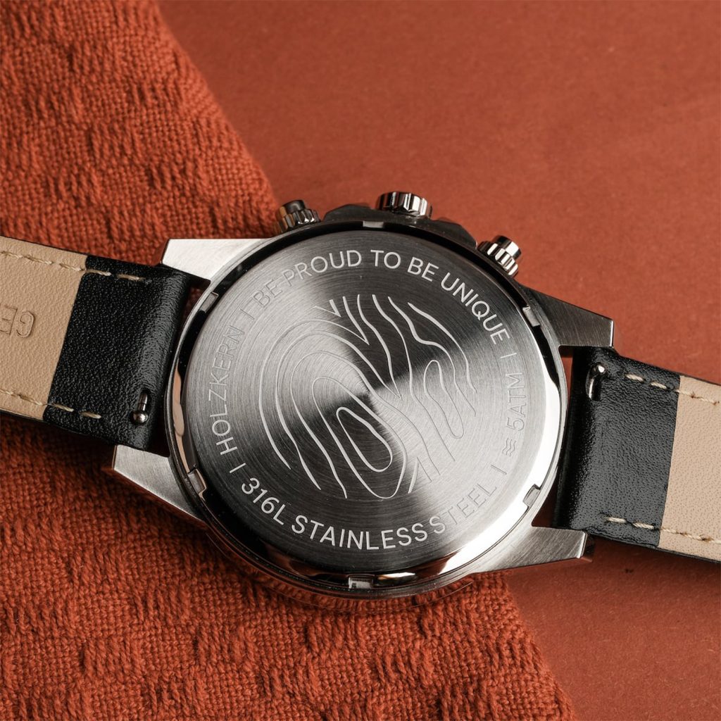 Motifs et informations au dos d'une montre par marquage laser fibre