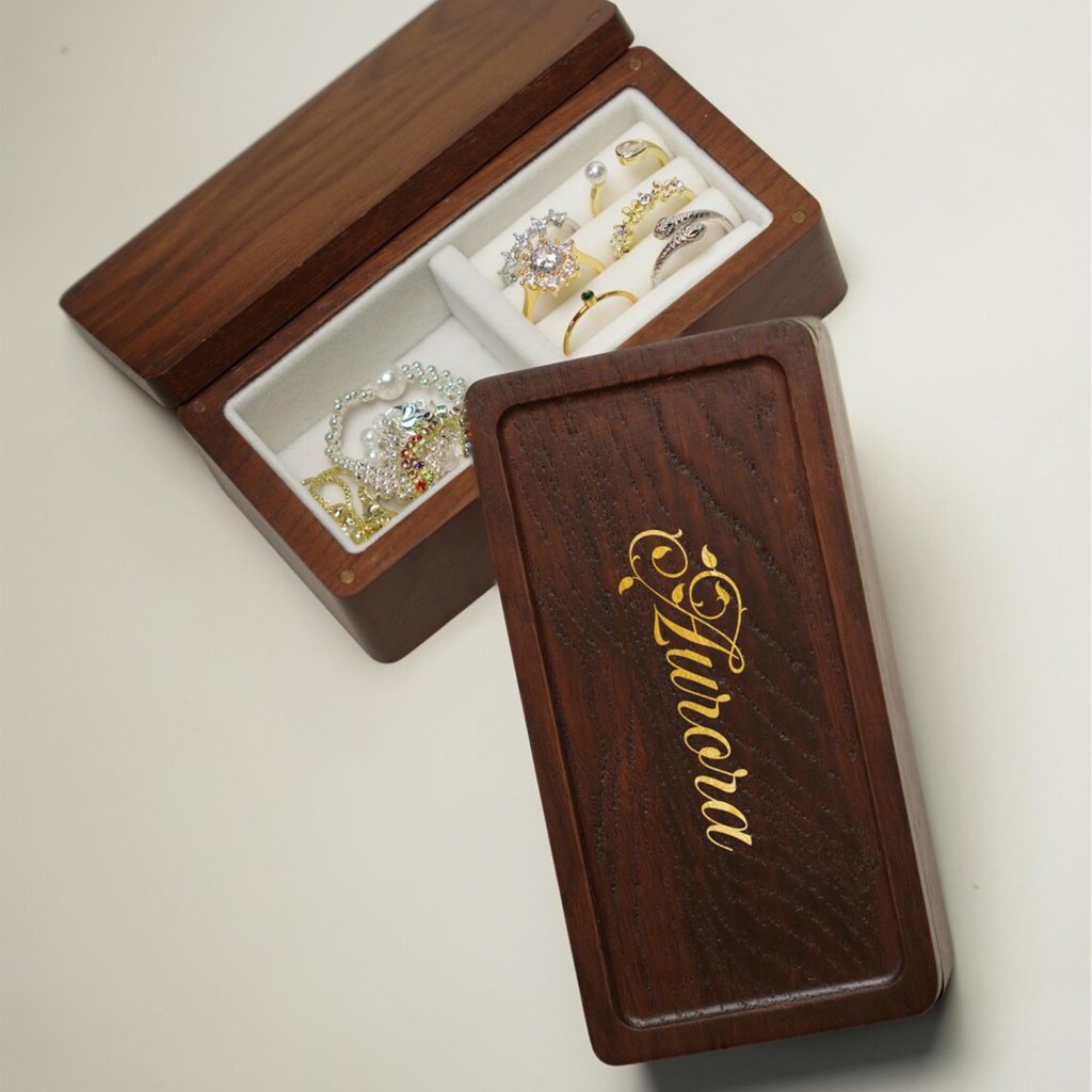 Personnalisation décorative d’une boîte à bijoux par tampographie