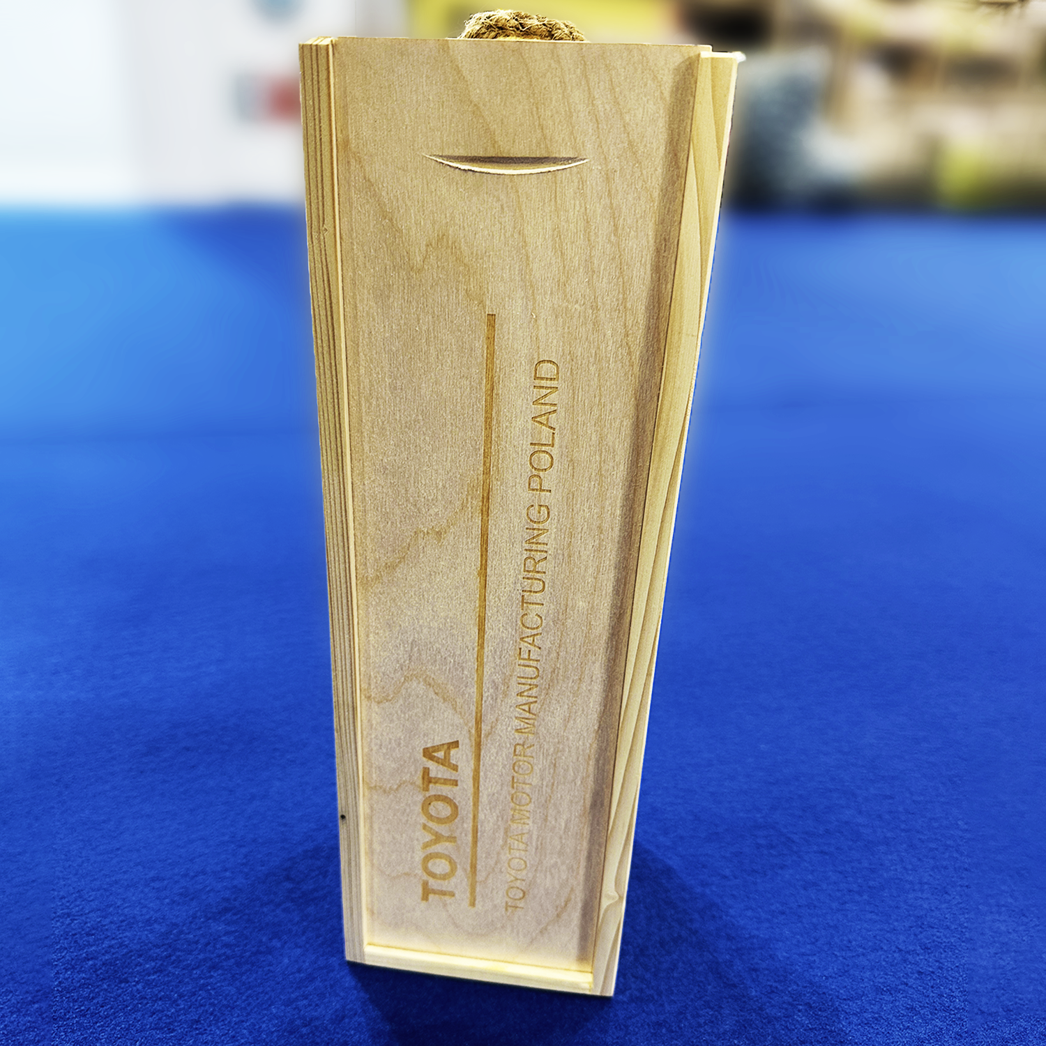 Cadeau d’entreprise en bois personnalisé avec gravure laser pour logo ou message.