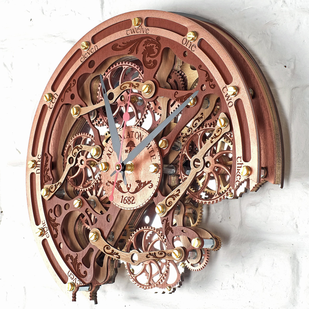 Maquette d'une horloge en bois découpée au laser CO2.