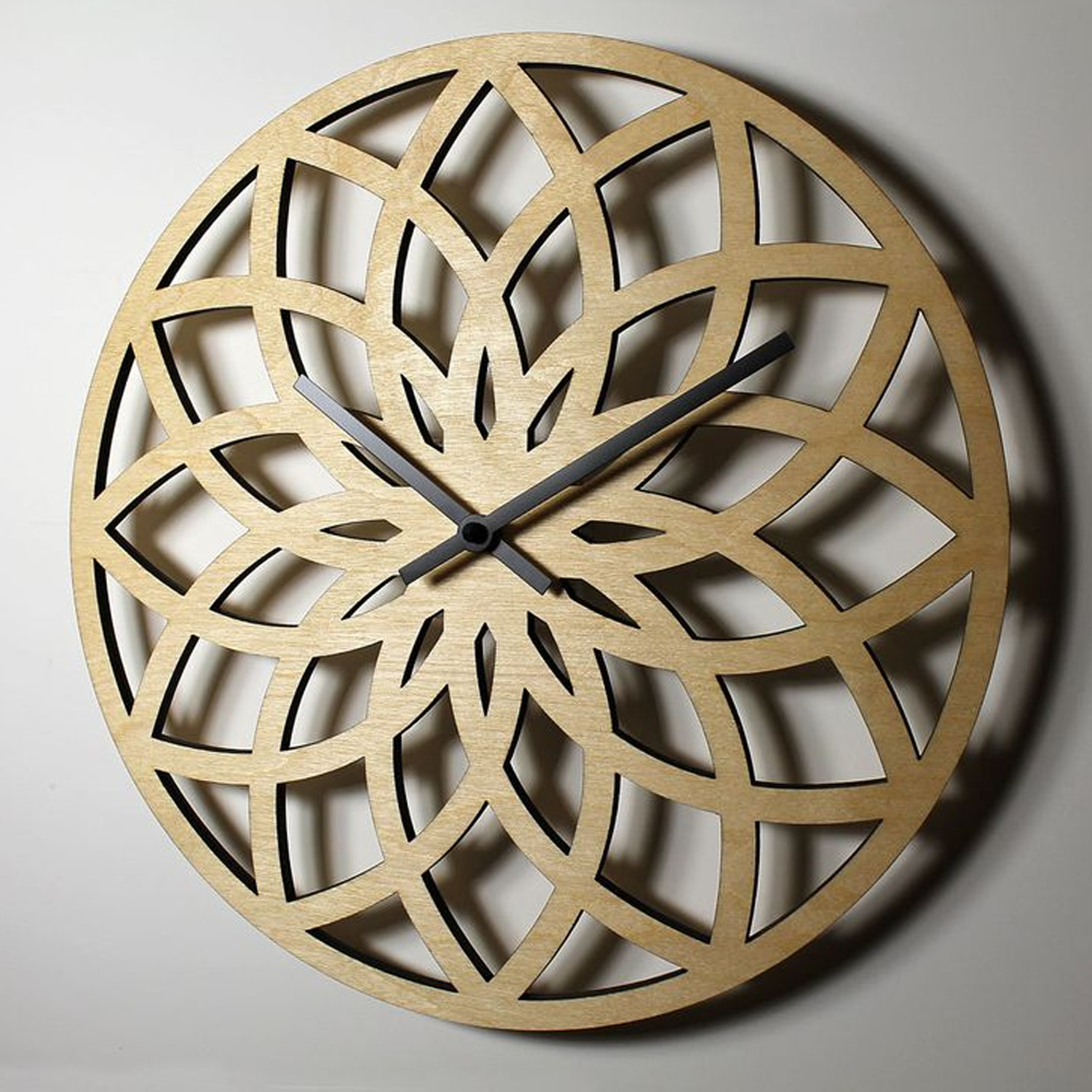 Horloge design découpée au laser dans du bois avec détails précis et finition soignée.