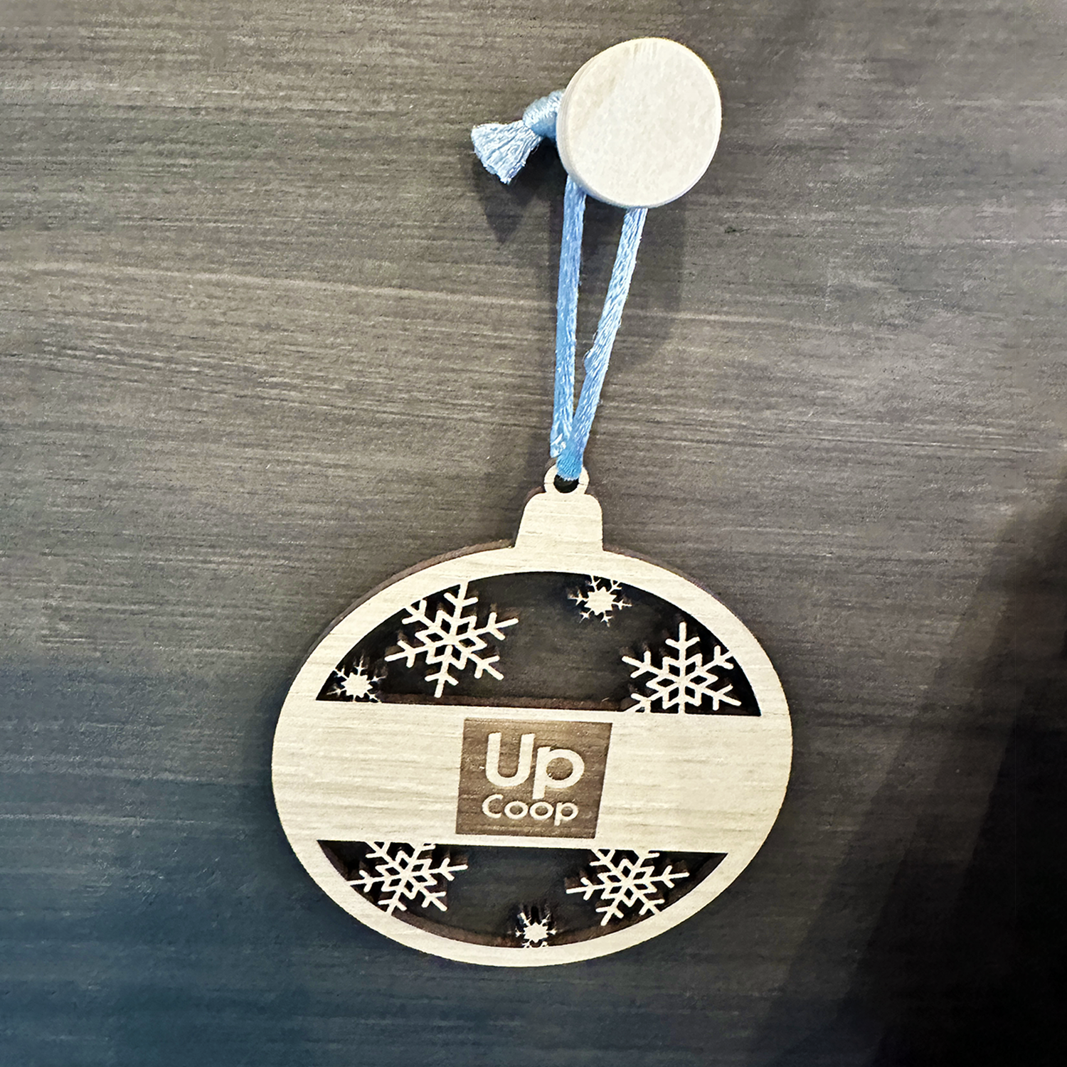 Découpe au laser boule de Noël en bois personnalisée avec gravure au laser, design élégant.