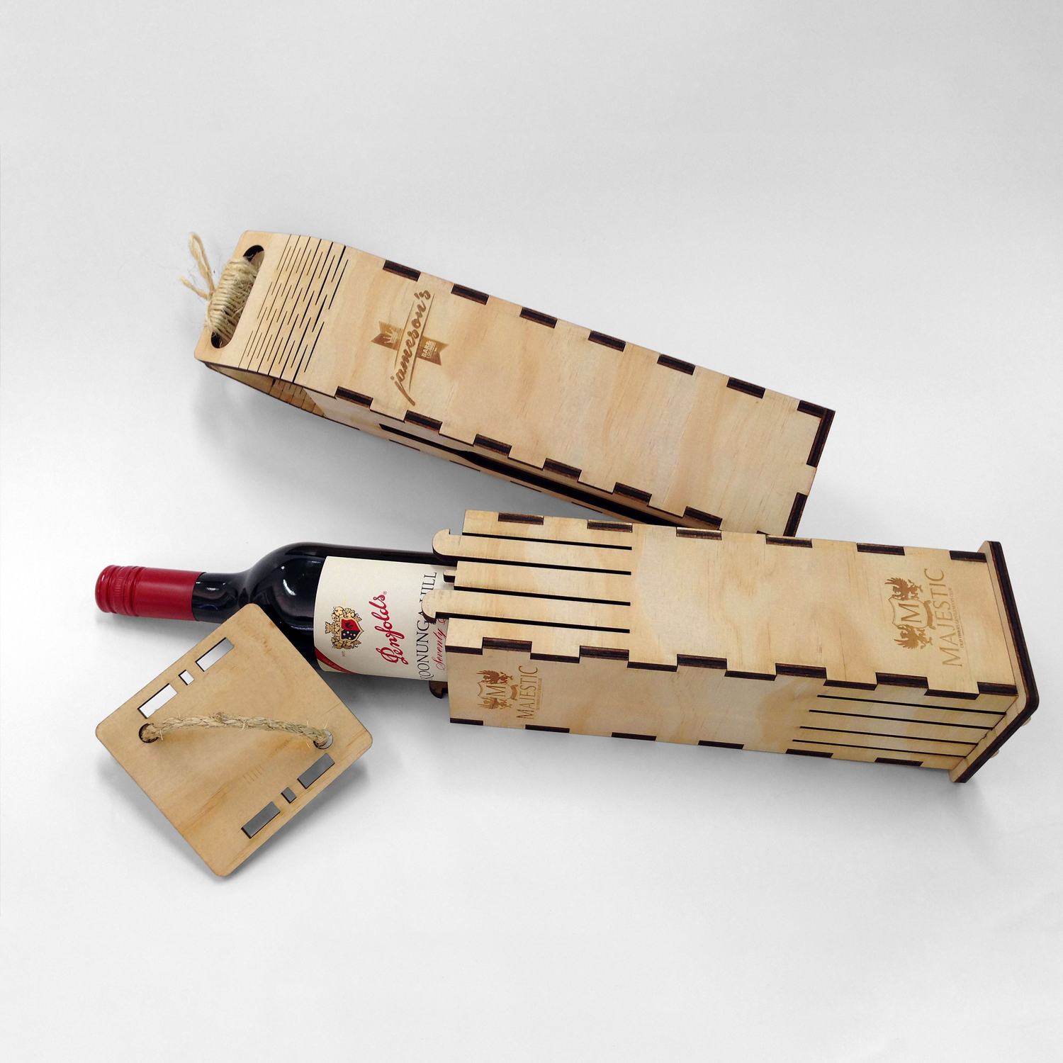 Découpe de boîtes cadeaux en bois pour bouteille de vin avec gravure personnalisée.