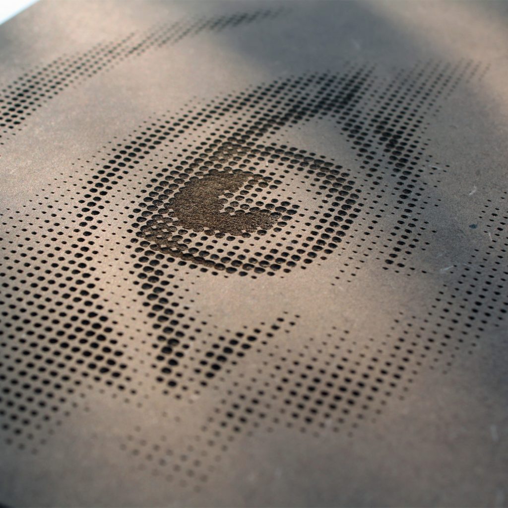 Gravure d'un œil au laser CO₂ sur du bois