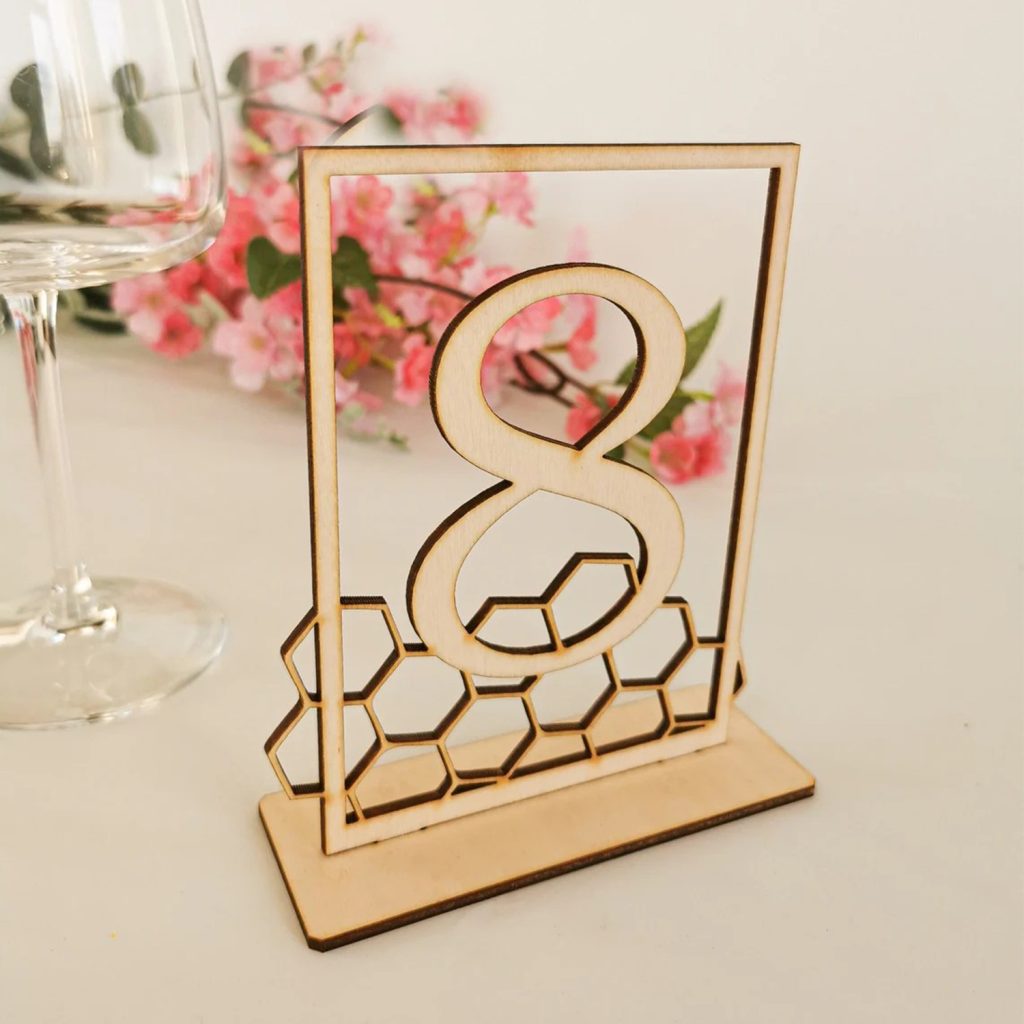 Découpe d'un numéro de table de mariage en contreplaqué avec un laser CO₂