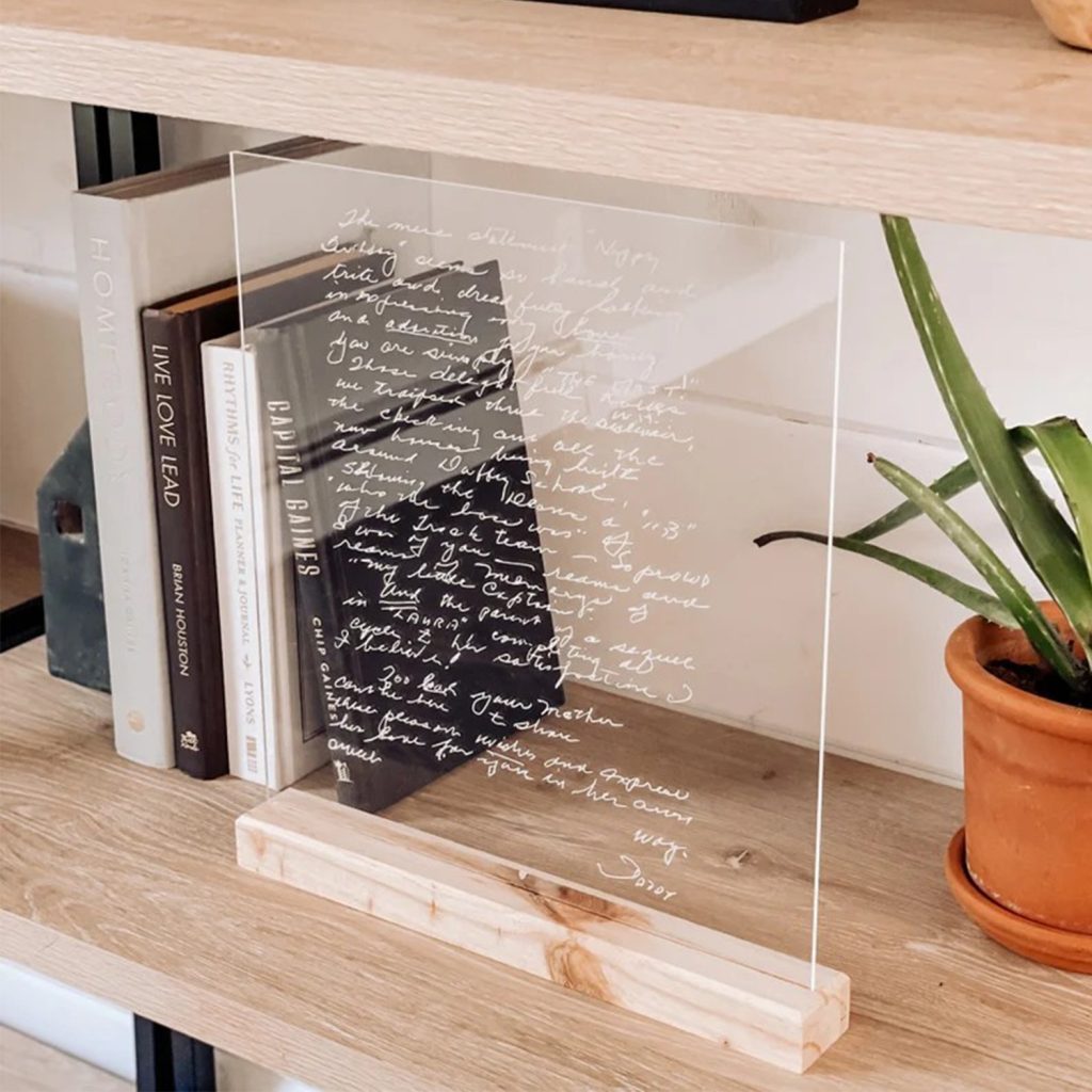 Gravure d'un texte au laser CO₂ sur une plaque en acrylique