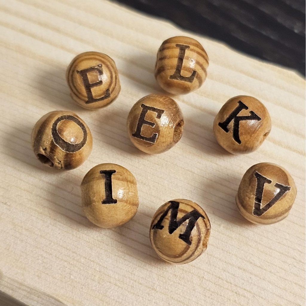 Perles en bois gravées avec une graveuse laser CO₂