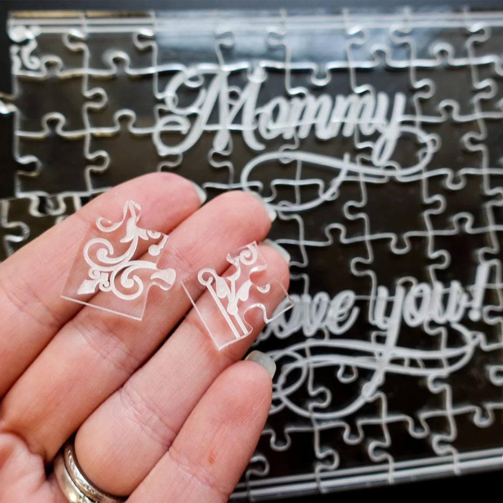 Gravure laser CO₂ sur un puzzle en plexiglass / PMMA