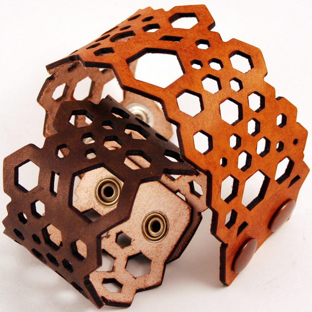 Découpe au laser CO₂ d'un bracelet en cuir