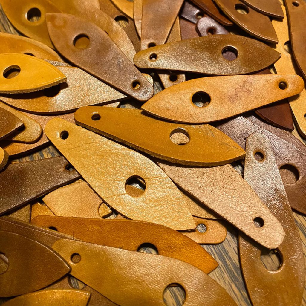 Etiquettes en cuir découpées au laser CO₂