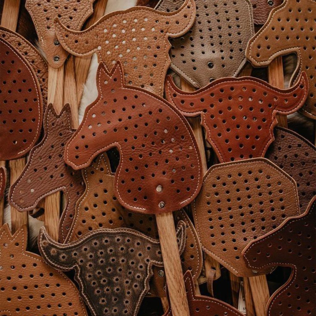 Tapettes à mouches en cuir découpées au laser CO₂