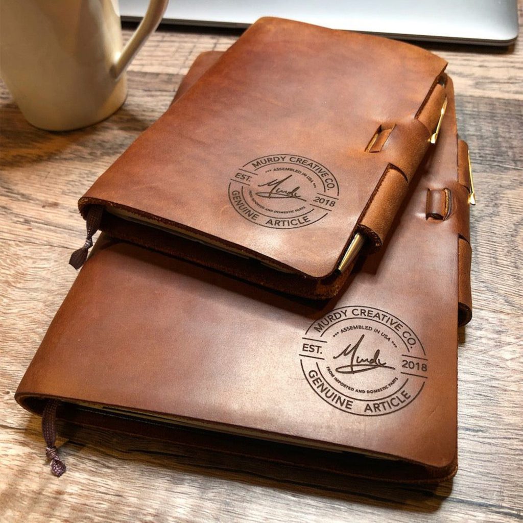 Gravure laser CO₂ sur couverture de carnet en cuir