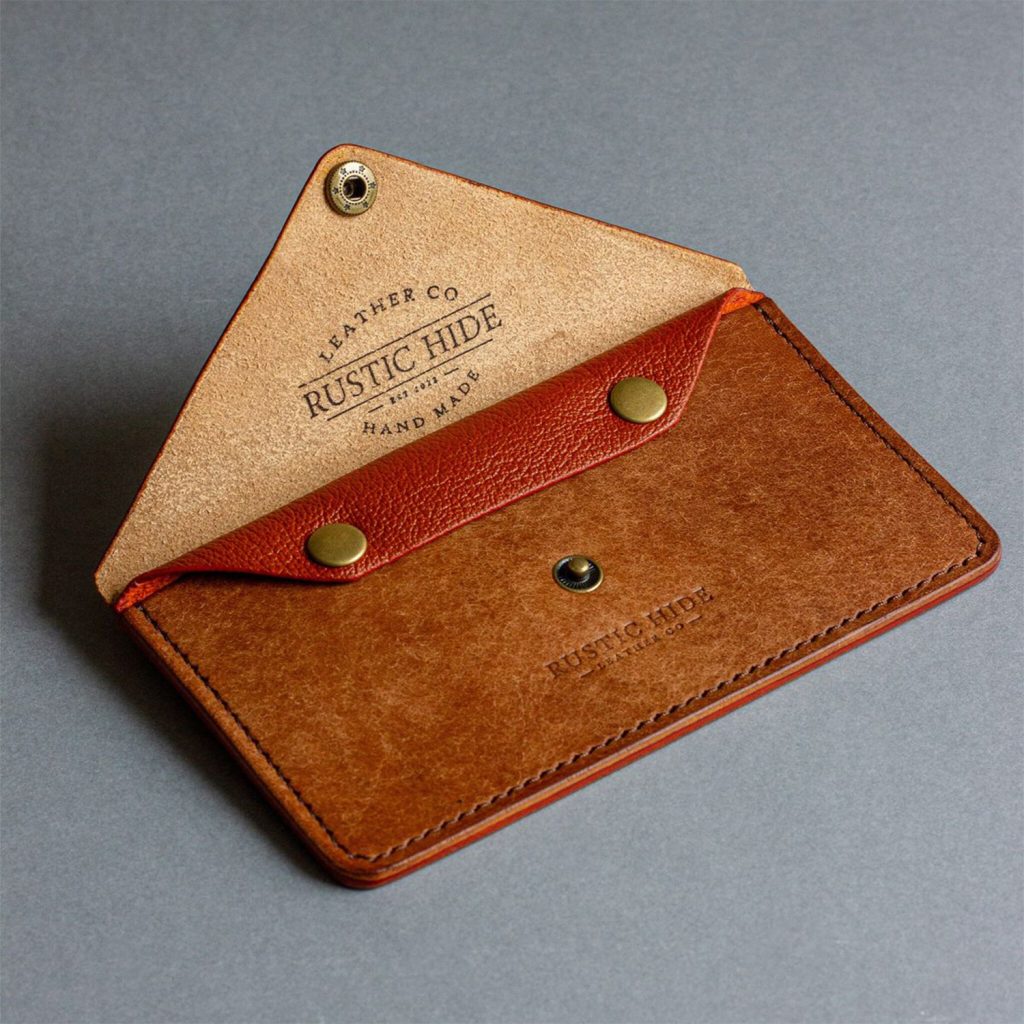 Gravure au laser CO₂ à l'intérieur d'un porte document en cuir