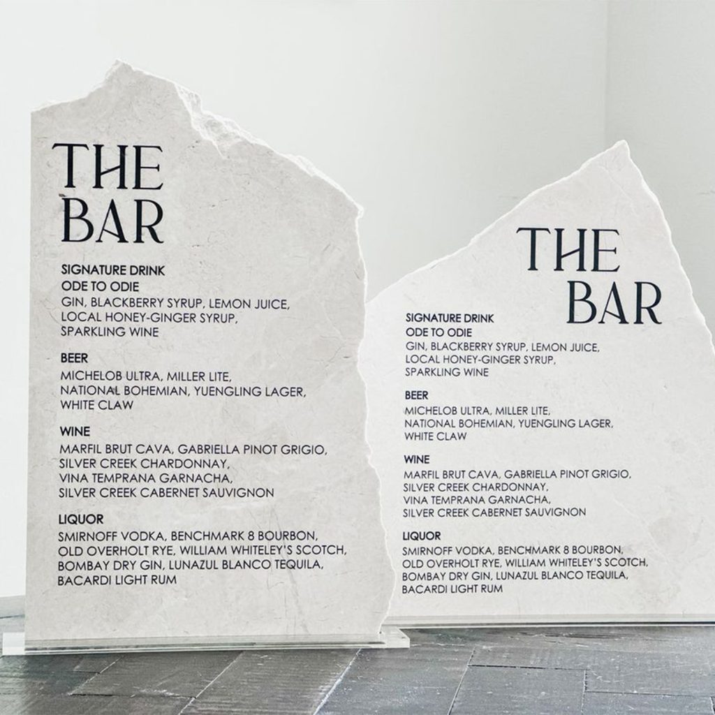 Personnalisation par impression UV sur une carte de bar en pierre